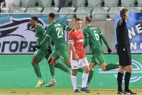 epa11773023 Kwadwo Duah (L) of Ludogorets celebrates with teammates after scoring the 2-2 goal during the UEFA Europa League match between PFC Ludogorets Razgrad and AZ Alkmaar, in Razgrad, Bulgaria,  ...