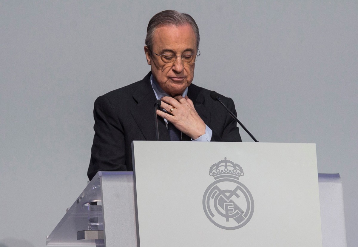 epa09110453 (FILE) - A file picture shows Real Madrid's president Florentino Perez delivering a speech during the event held to award members with 25, 50 and 60 years of membership at the IFEMA T ...