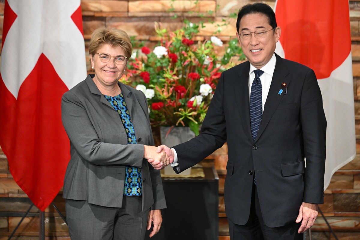 epa11532420 Japan's Prime Minister Fumio Kishida (R) greets Swiss Federal President Viola Amherd before their meeting at the prime minister's office in Tokyo, Japan, 07 August 2024. Swiss Fe ...