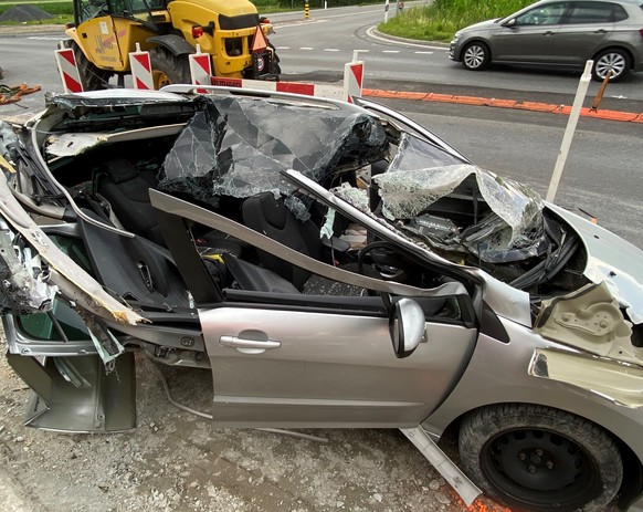 In Hünenberg ZG hat die Lenkerin eines Hofladers am 15. Juni 2022 ein Auto übersehen, dabei wurde ein Auto seitlich aufgerissen. Zwei Personen wurden verletzt.