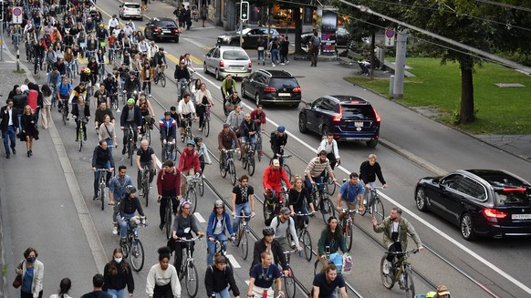 Velodemo Critical Mass in Zuerich am Freitag, 27. August 2021. Velofans sind am letzten Freitagabend im Monat erneut in grossen Gruppen durch die Stadt gefahren. (KEYSTONE/Walter Bieri)