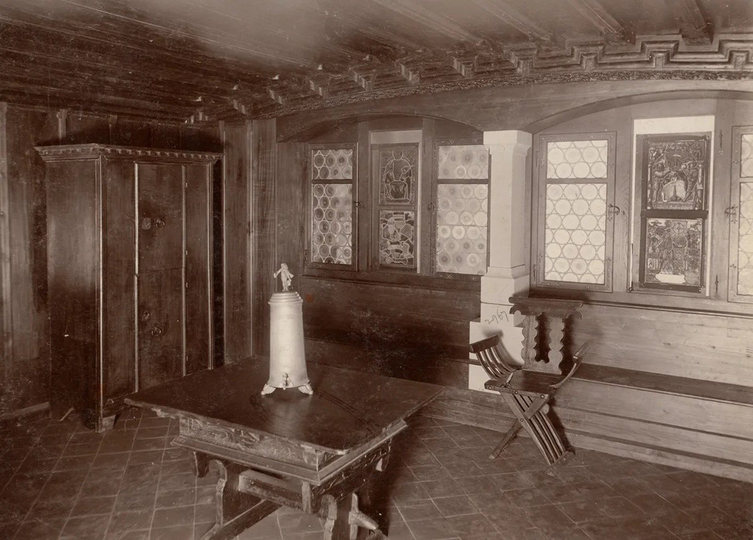 Sieht aus wie im Landesmuseum Zürich, ist aber ein Bild des Bremgarten Room im MFA in Boston. Die Fotografie wurde um 1910 aufgenommen.
https://ark.digitalcommonwealth.org/ark:/50959/ht24xd002