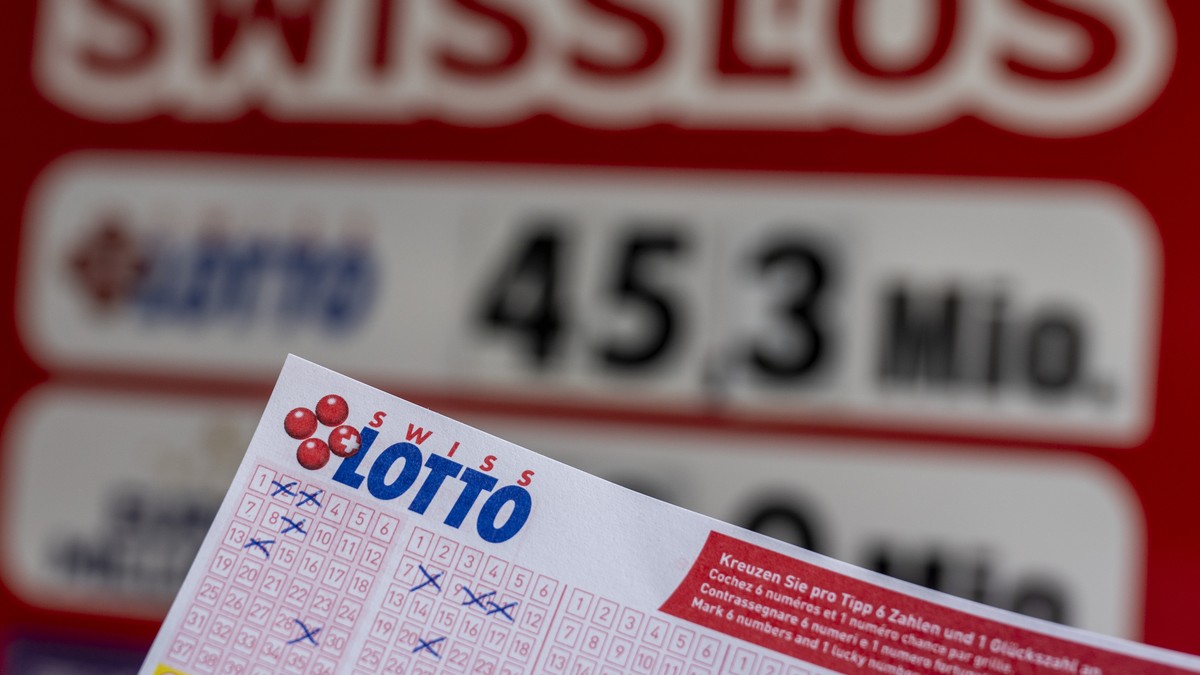 Ein Lottostand im Dorfzentrum von Stans informiert ueber die Hauptgewinnsumme im Swiss Lotto von Swisslos, bei welchem fuer die Ausgabe vom Samstag, 10. Februar 2024 gute 45,3 Millionen Schweizer Fran ...