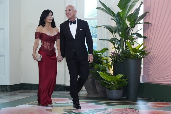 Jeff Bezos and Lauren S�nchez arrive at the Booksellers area of the White House for the State Dinner hosted by President Joe Biden and first lady Jill Biden for Japan&#039;s Prime Minister Fumio Kishi ...