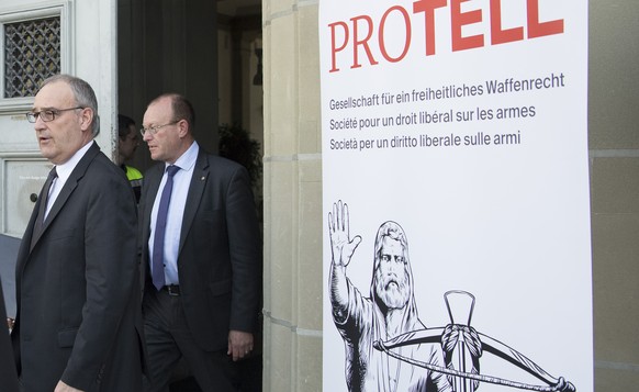 Bundesrat Guy Parmelin, links, und Jean-Luc Addor, Praesident a.i.von PROTELL sprechen an einem Point de Presse nach der Generalversammlung, am Samstag, 14. April 2018, in Bern. Mitglieder von PROTELL ...