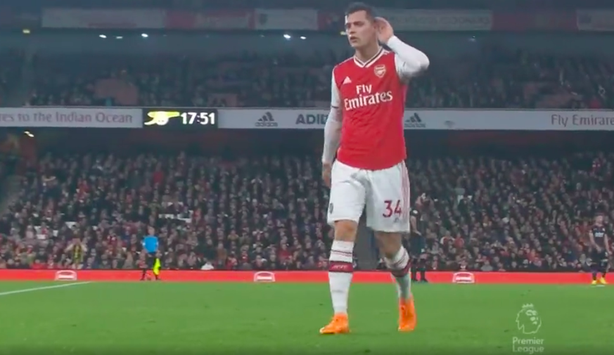 Granit Xhaka lässt sich von den Zuschauern zu einer fragwürdigen Geste provozieren.