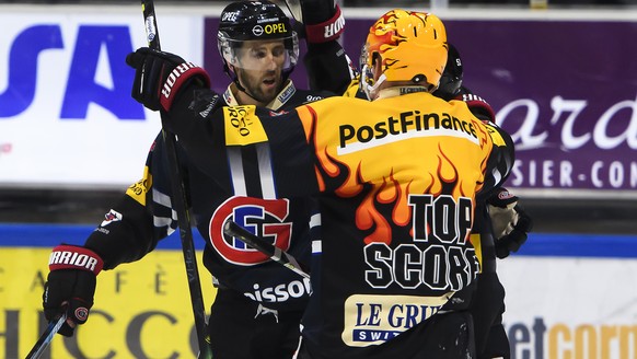 Fribourgs Ryan Gunderson, links, jubelt nach seinem Tor (1-2) mit Fribourgs Top Scorer Daniel Brodin, rechts, beim Eishockey Meisterschaftsspiel der National League A zwischen den HC Fribourg Gotteron ...