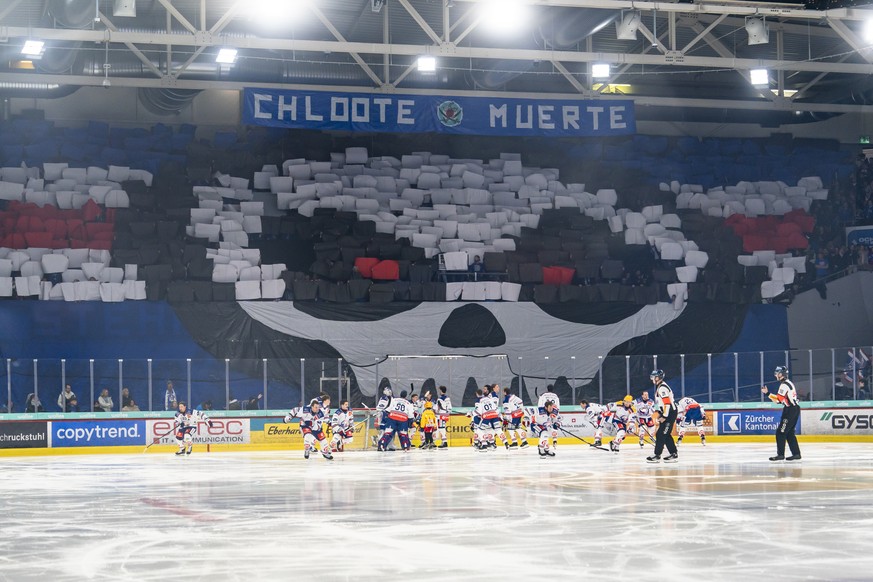 Das Tifo der Kloten Fans im vierten Playoff Viertelfinalspiel der Eishockey National League zwischen dem EHC Kloten und der Swiss Arena in Kloten. (KEYSTONE/Til Buergy)