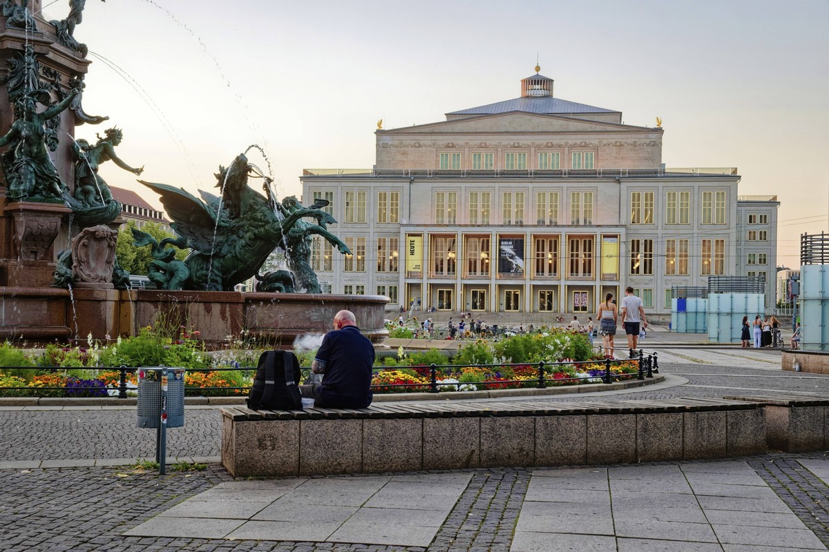 Abendstimmung, Leipziger Oper am Augustusplatz, Opernhaus, Konzerthaus, Musik, Theater, Wasserspiegelung, Leipzig, Sachsen, Deutschland Evening mood, Leipzig Opera on Augustusplatz, opera house, conce ...