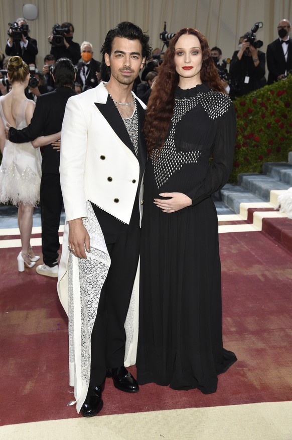 Joe Jonas, left, and Sophie Turner attend The Metropolitan Museum of Art&#039;s Costume Institute benefit gala celebrating the opening of the &quot;In America: An Anthology of Fashion&quot; exhibition ...
