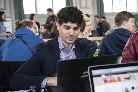 Luzian Franzini, Co-Praesident Zersiedselungsinitiative konsultiert seinen Computer mit den Abstimmungsresultaten, am Sonntag, 10. Februar 2019, in Bern. (KEYSTONE/Peter Schneider)