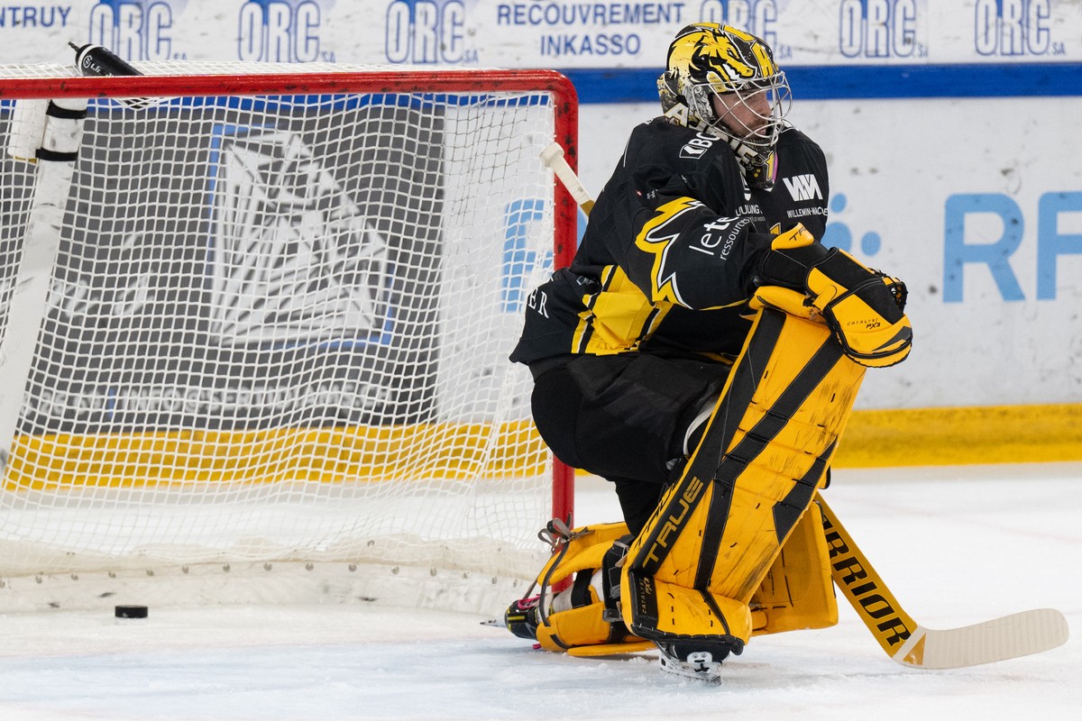 Ajoies Goalie Benjamin Conz, beim Eishockey-Qualifikationsspiel der National League zwischen dem HC Ajoie und dem SC Bern, am Dienstag, 1.Oktober 2024, in der Raiffeisen Arena in Porrentruy.(KEYSTONE/ ...