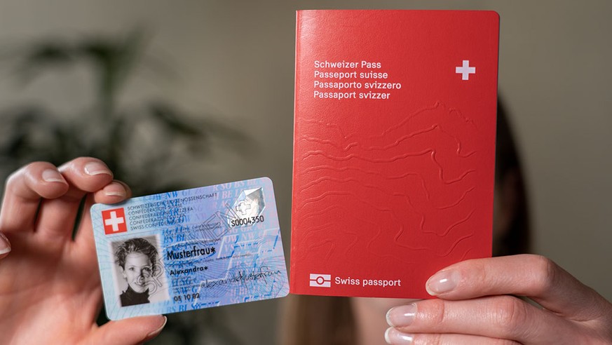 HANDOUT - Der neue Schweizer Pass und die neue Schweizer Identitaetskarte sind ab sofort erhaeltlich: Beid koennen ab dem 31. Oktober 2022, bei den kantonalen Passbueros oder den Schweizer Vertretunge ...