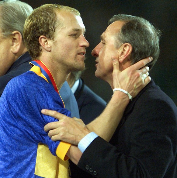 Dutch soccer legend Johann Cruyff (right) hugs his son Jordi Cruyff of Deportivo Alaves during the awarding ceremony of the UEFA Cup final between FC Liverpool and Deportivo Alaves at the Westfalen St ...