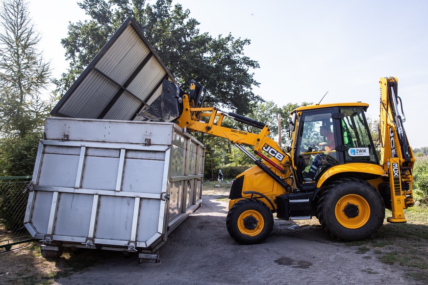 epa10125458 Action to fish out dead fish from the Oder River in Szczecin&#039;s Zydowce district, western Poland, 17 August 2022. Some 100 tonnes of dead fish were removed from the Oder river since la ...