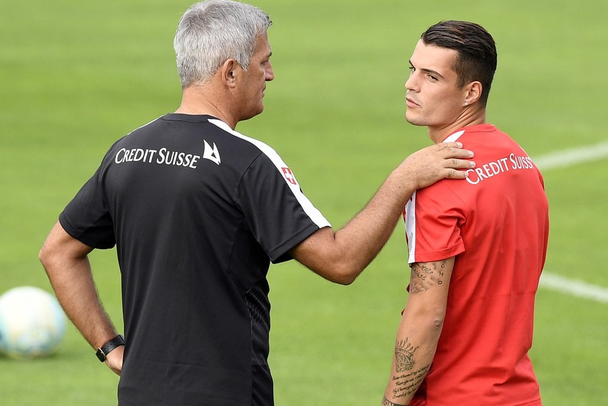 Granit Xhaka, rechts, und Nationalcoach Vladimir Petkovic, links, beim Training mit der Schweizer Fussballnationalmannschaft in Freienbach (SZ) am Dienstag, 30. August 2016. (KEYSTONE/Walter Bieri)