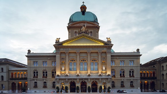 View of the newly designed Parliament Square in front of the Federal Palace in Berne, Switzerland, pictured on August 29, 2004. (KEYSTONE/Gaetan Bally)

Ansicht des neu gestalteten Bundesplatzes vor d ...