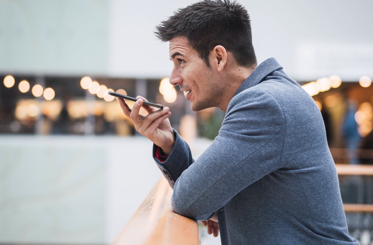 Mann mit Smartphone (Symbolbild)