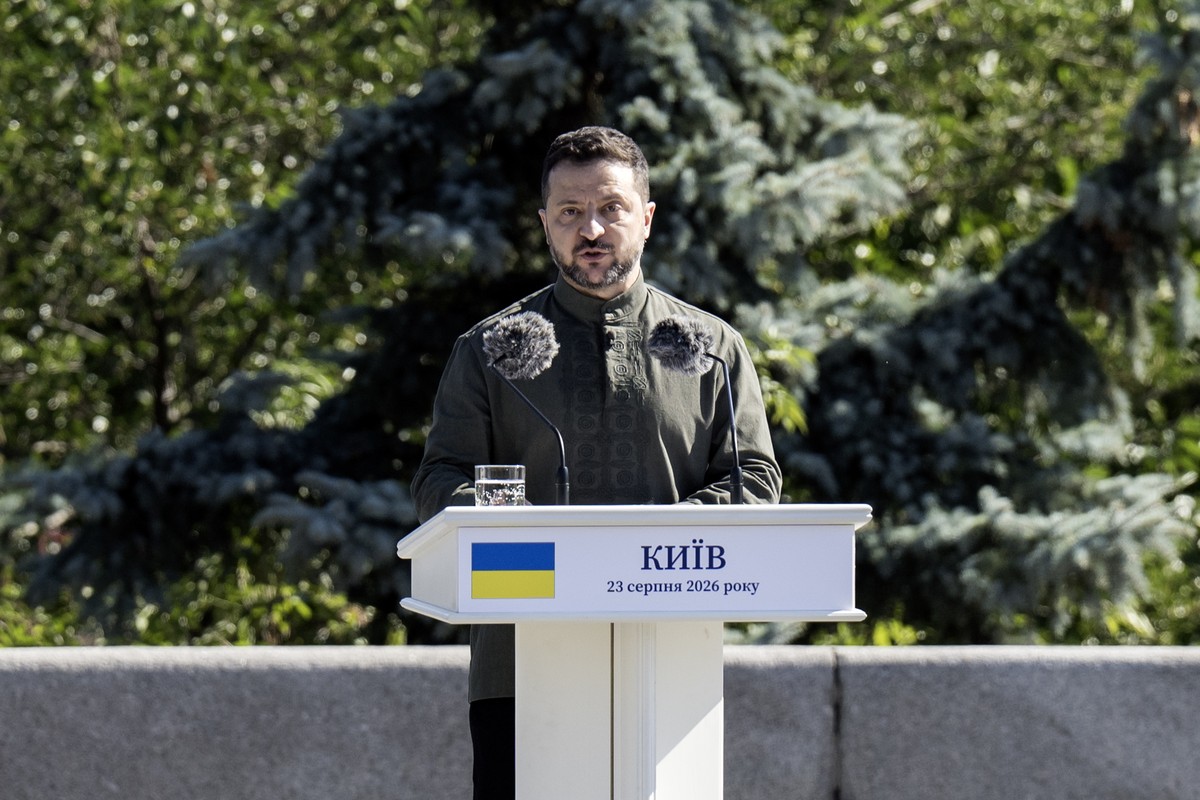 epa13186107 Ukrainian President Volodymyr Zelensky attends the ceremony of the National Flag raising in Kyiv, Ukraine, 23 August 2026, amid the ongoing Russian invasion. Ukraine celebrates the Nationa ...