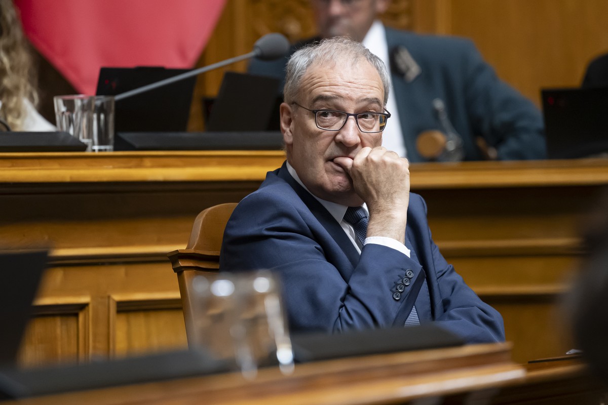Bundesrat Guy Parmelin verfolgt der Debatte "24.096 Bundesgesetz ueber die Allgemeinverbindlicherkl�rung von Gesamtarbeitsvertraegen. Aenderung (Allgemeinverbindlicherklaerung von Mindestloehnen, ...