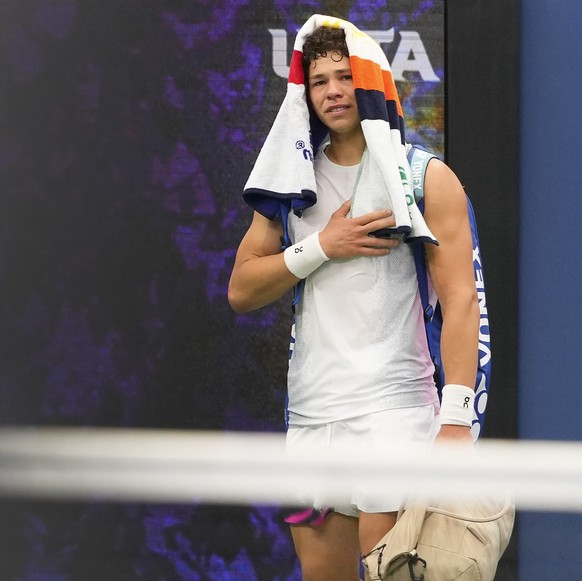 Ben Shelton, of the United States, reacts as he walks off the court after retiring against Adrian Mannarino, of France, during the third round of the U.S. Open tennis championships, Friday, Aug. 29, 2 ...