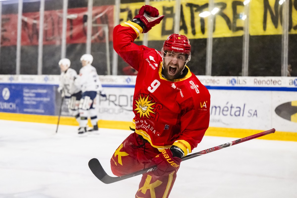 Joie Mathieu Vouillamoz (HCS) apres avoir marque le but du 2:1 lors de lacte 5 de la finale des Play-off de Swiss League de hockey sur glace entre le HC Sierre, (HCS) et le HC La Chaux-de-Fonds, (HCC ...