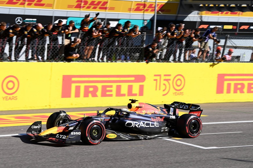 Formula 1 2022: Italian GP AUTODROMO NAZIONALE MONZA, ITALY - SEPTEMBER 11: Max Verstappen, Red Bull Racing RB18, 1st position, crosses the line for victory during the Italian GP at Autodromo Nazional ...