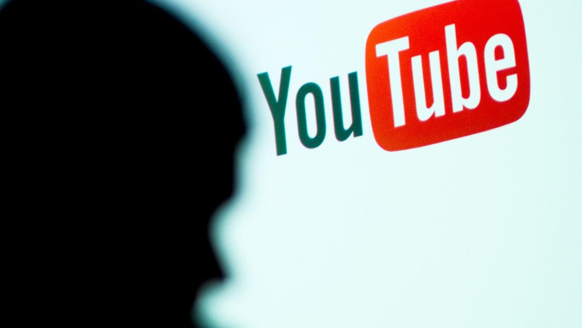 ARCHIV - 19.01.2017, Bayern, Bamberg: Das Foto zeigt einen Schatten vor einem Logo von YouTube. (Zu dpa "Wer war's? - BGH klärt Auskunftsanspruch bei illegalen Uploads") Foto: Nicolas A ...