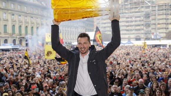 SCB Trainer Lars Leuenberger haelt den Meisterpokal hoch, bei der Meisterfeier des SCB am Samstag, 16. April 2016 auf dem Bundesplatz in Bern. (KEYSTONE/Peter Klaunzer)