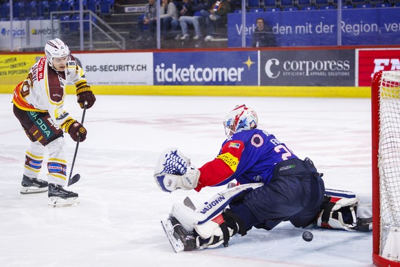 Geneve-Servette HC Verteidiger Vili Saarijaervi (Saarijarvi) trifft im Penaltschiessen zum Sieg gegen EHC Kloten Torhueter Davide Fadani waehrend dem Qualifikationsspiel der Eishockey-Meisterschaft de ...