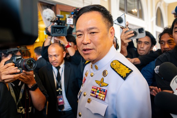 Thailand&#039;s Prime Minister Anutin Charnvirakul is mobbed by the press at the government house in Bangkok, Thailand, Friday, Dec. 12, 2025. (AP Photo/Arnun Chonmahatrakool)
Anutin Charnvirakul