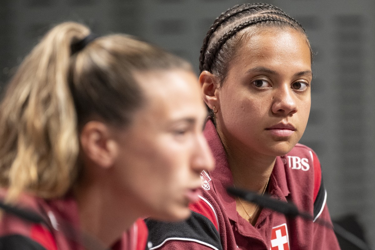 Die Spielerinnen Iman Beney, rechts, und Laia Balleste sprechen bei einem Mediapoint der Schweizer Frauen Fussball Nationalmannschaft, am Freitag, 4. Juli 2025, in Thun. (KEYSTONE/Peter Schneider)
