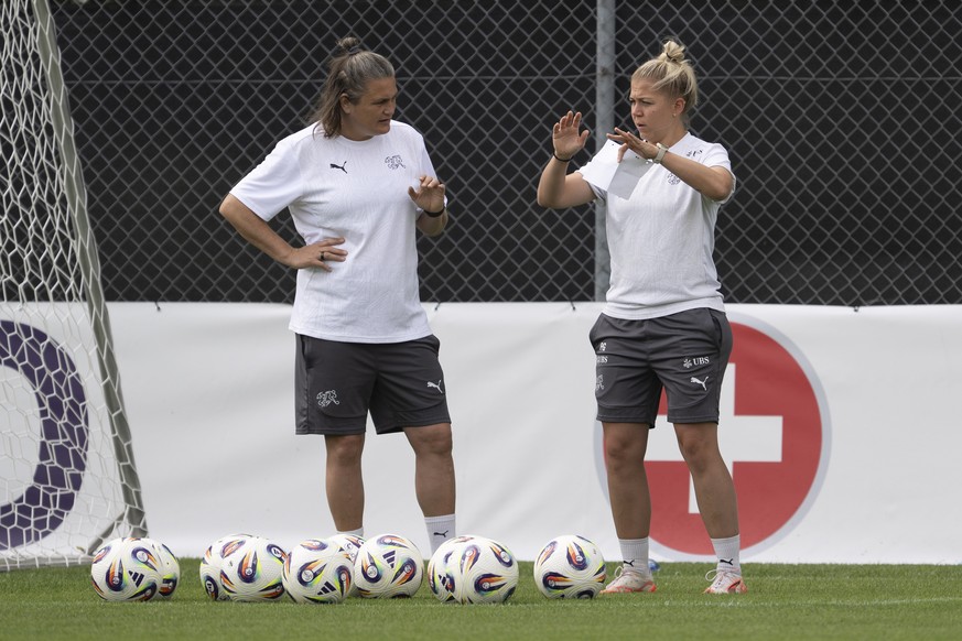 Die Torhueter Trainerinnen Nadine Angerer, links, und Patricia Gsell bei einem Trainingstermin der Schweizer Frauen Fussball Nationalmannschaft, am Freitag, 4. Juli 2025, in Thun. (KEYSTONE/Peter Schn ...