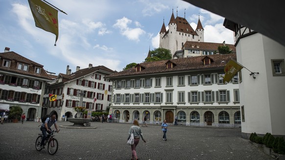 Sicht auf den Thuner Rathausplatz, am Dienstag, 17. Juni 2014 in Thun. Die Stadt Thun feiert in diesem Jahr das Jubilaeum 750 Jahre Stadtrechte. Am 12. Maerz 1264 erteilte Graefin Elisabeth von Kyburg ...