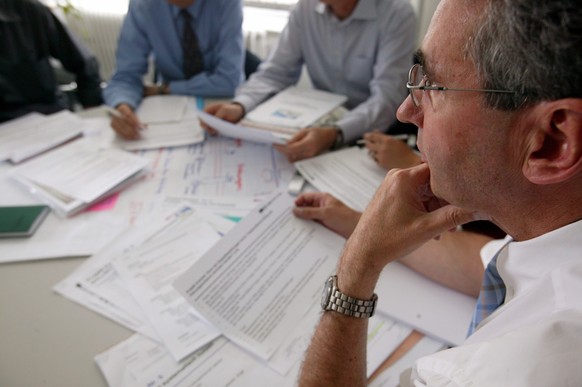 Werner Wildener (rechts), Leiter Fahrplan SBB, koordiniert am 3. Mai 2004 an einer Sitzung in Bern mit seinem Team den neuen SBB-Fahrplan. Die insgesamt sechzigkoepfige Equipe um Wildener plant mit de ...