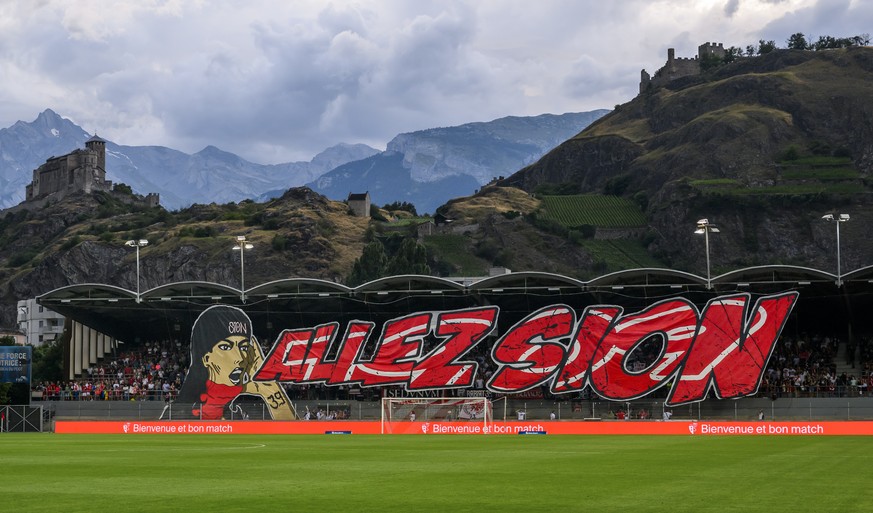 Le tifo du Gradin Nord lors de la rencontre de football de Challenge League entre FC Sion et FC Aarau le vendredi 28 juillet 2023 au stade de Tourbillon a Sion. (KEYSTONE/Jean-Christophe Bott)