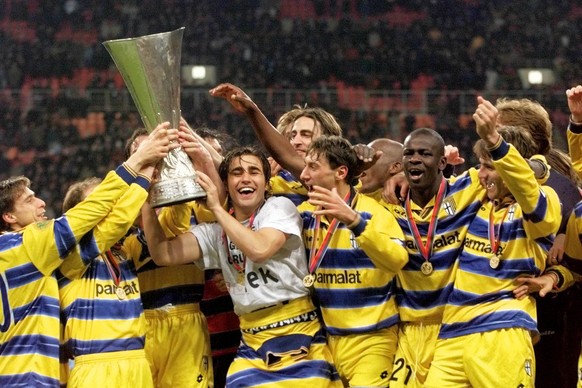 Die Spieler der AC Parma feiern den UEFA-Cup-Sieg 1999.