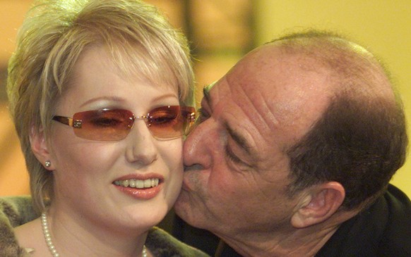 Produzent Ralph Siegel mit der blinden Sängerin Corinna May, die er 2002 mit einer seiner Kompositionen an den ESC schickte. Sie wurde 21ste. Seither schaffte es keiner von Siegels Songs mehr in die T ...