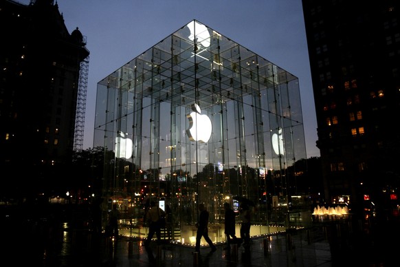 Der markanteste Apple Store befindet sich an der 5th Avenue in New York. Die Kunden betreten einen Glas-Kubus, um von dort in den Shop im Untergeschoss zu gelangen.