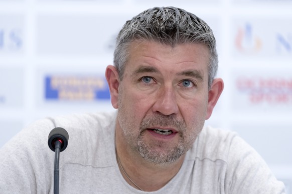 ZUR BEENDIGUNG DES ARBEITSVERHAELTNISSES VON URS FISCHER BEIM FC BASEL ERHALTEN SIE FOLGENDE ARCHIVBILDER, AM MONTAG, 10. APRIL 2017 ---- Urs Fischer, Trainer des FC Basel, spricht an einer Medienkonf ...