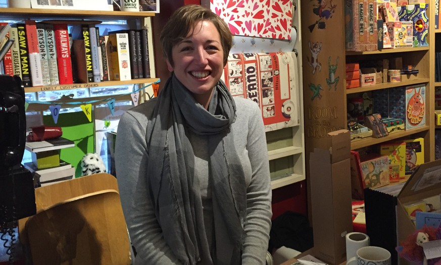 Emma, Inhaberin des Bookish-Buchladen und Mitglied der Fair-Tax-Initiative.