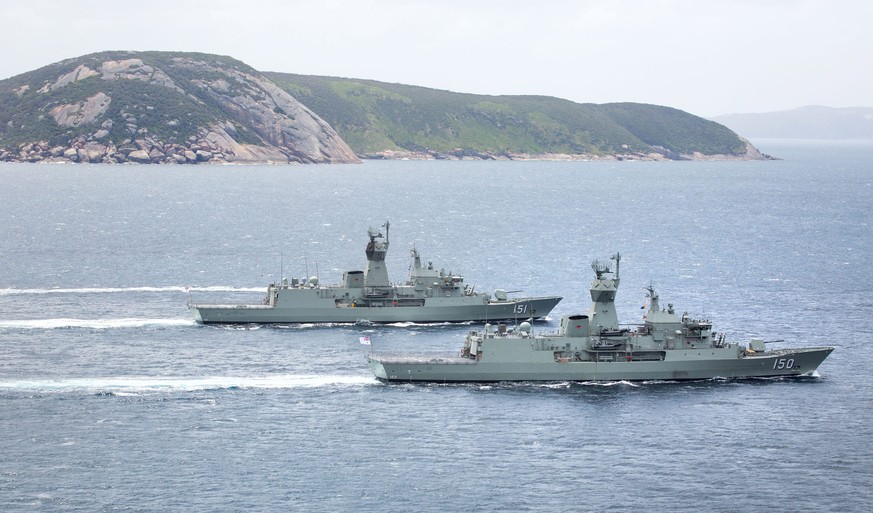 Die Fregatten HMAS&nbsp;Anzac und HMAS Arunta nahe Albany.