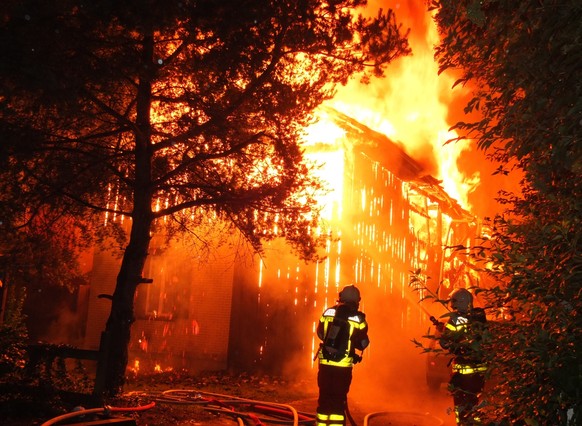 Die ausgerückten Feuerwehren von Buchs und Grabs fanden das ältere Holzhaus im Vollbrand vor.