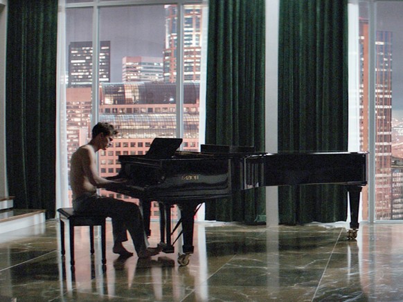 Auch im Film sitzt er des öfteren am Klavier: Jamie Dornan als Mister Grey.