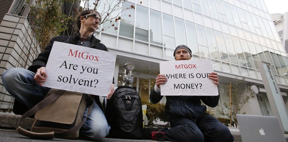 Sitzstreik vor dem Mt.-Gox-Hauptsitz in Tokyo: Am 25. Februar protestierten Bitcoin-Händler gegen die plötzliche Schliessung der Bitcoin-Handelsplattform.