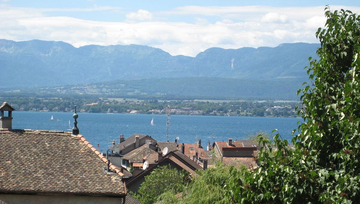 Le village d'Hermance servait de lieu de retraite pour les pirates.
https://commons.wikimedia.org/wiki/File:Hermance_rooftops.jpg