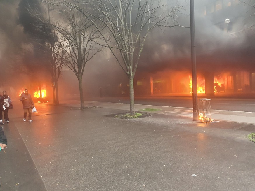 Brennende Fahrzeuge sind die Ursache für die schwarzen Rauchwolken über Paris.