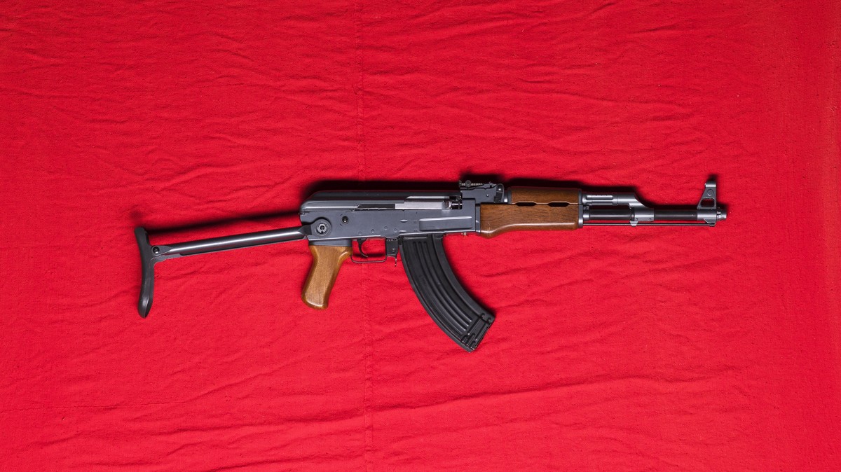 Kalashnikov Maschinengewehrr AK-47 auf einem roten Hintergrund