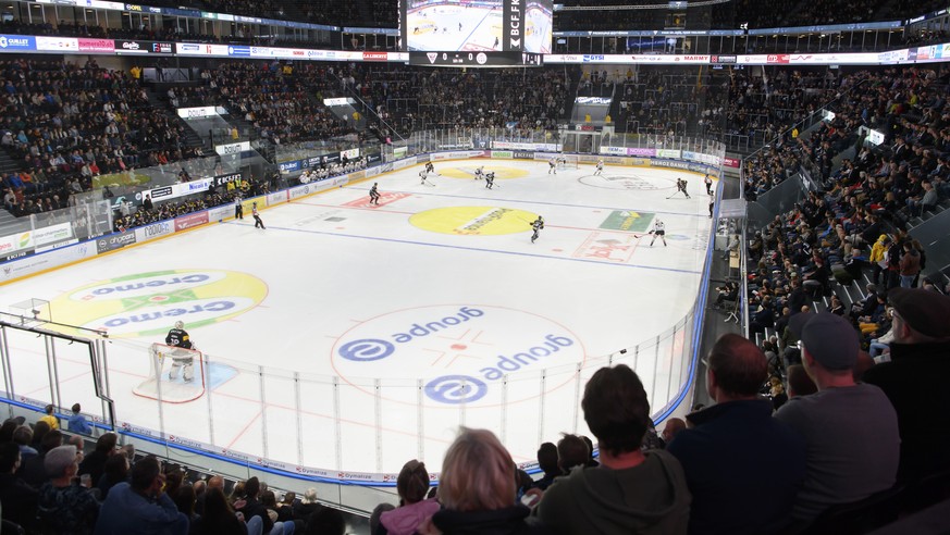 Die Zuschauer schauen das Eishockey Meisterschaftsspiel der National League A zwischen den HC Fribourg Gotteron und dem HC Lugano, am Dienstag, 28. September 2021, in der BCF Arena in Fribourg. (KEYST ...