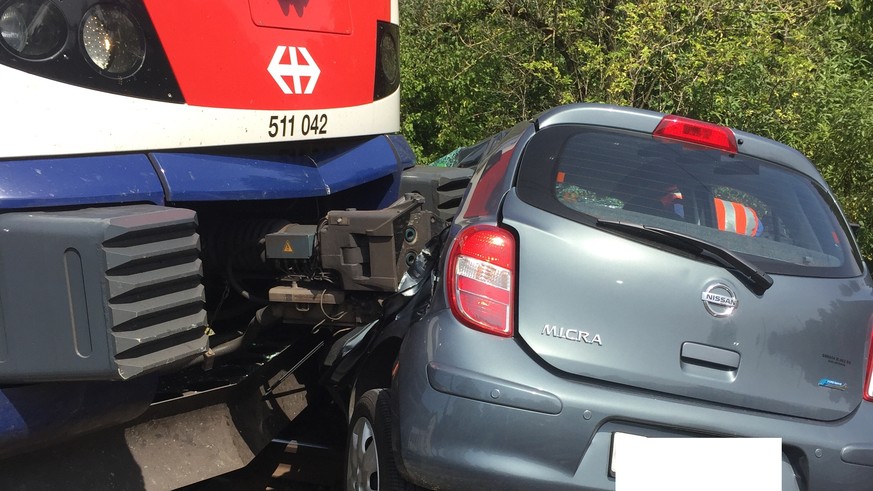 Wetzikon: Auto von Zug erfasst - Zeugenaufruf

Bei einer Kollision zwischen einem Personenwagen und einer S-Bahn ist am Mittwochmittag (30.8.2017) in Wetzikon ein Sachschaden von einigen zehntausend F ...